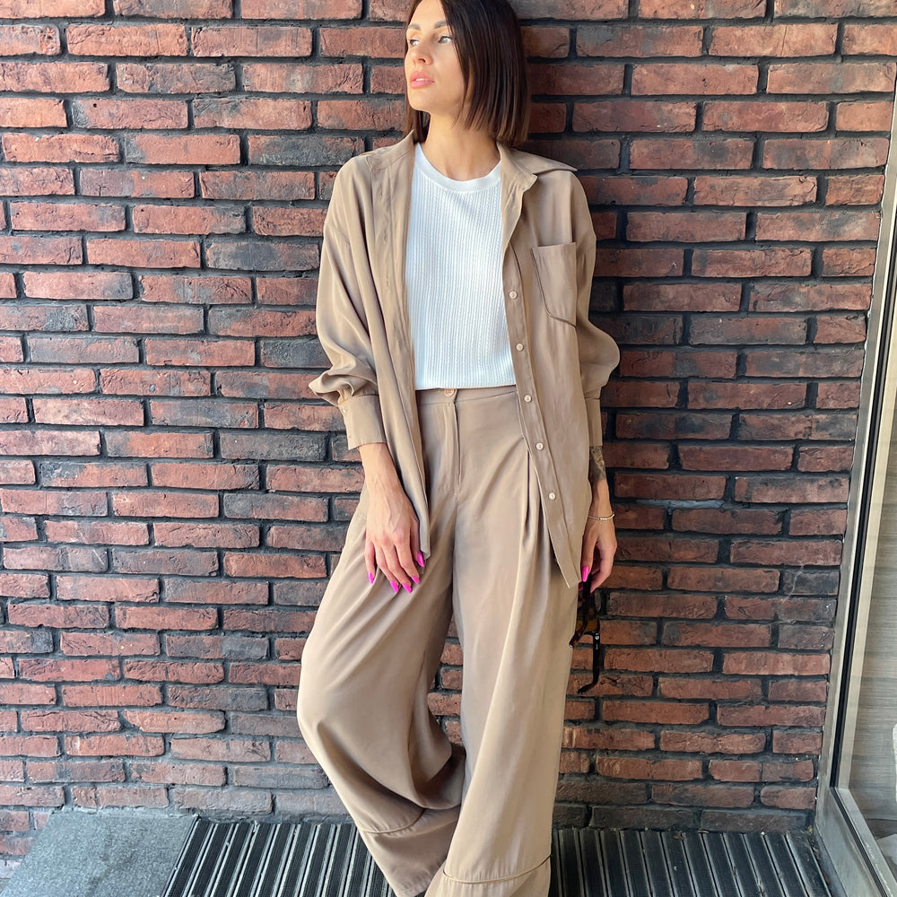 
                  
                    Mid-rise wide-leg trousers with darts
                  
                