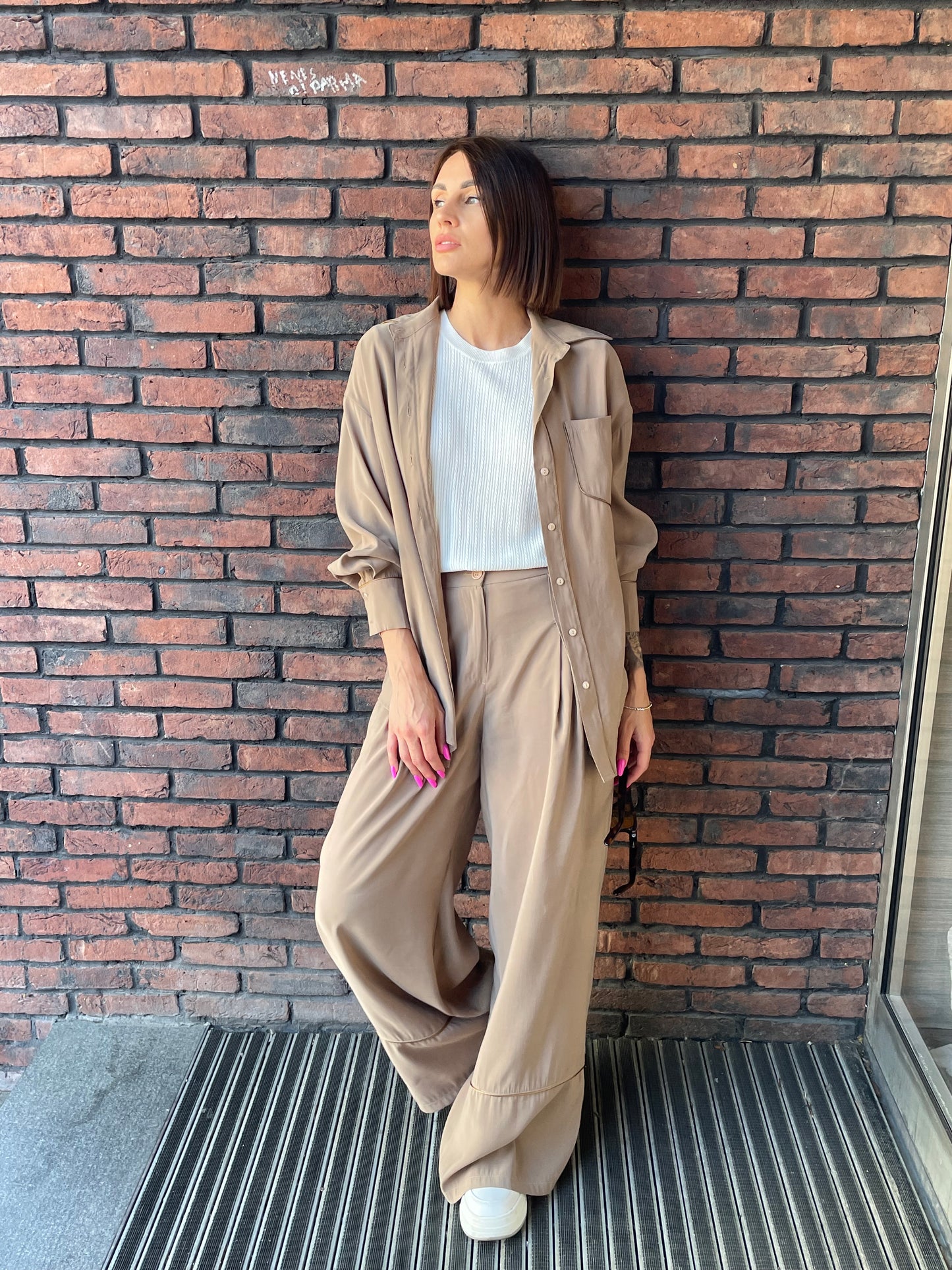 
                  
                    Mid-rise wide-leg trousers with darts
                  
                