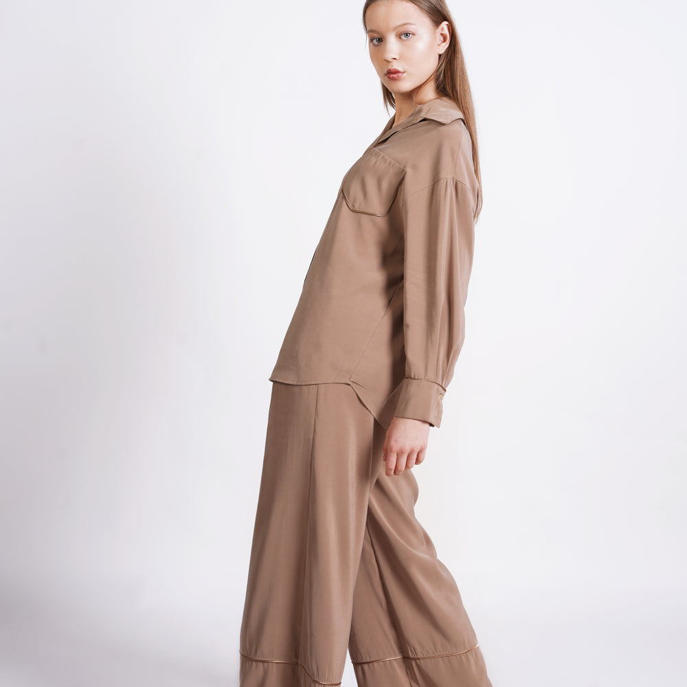 
                  
                    Mid-rise wide-leg trousers with darts
                  
                