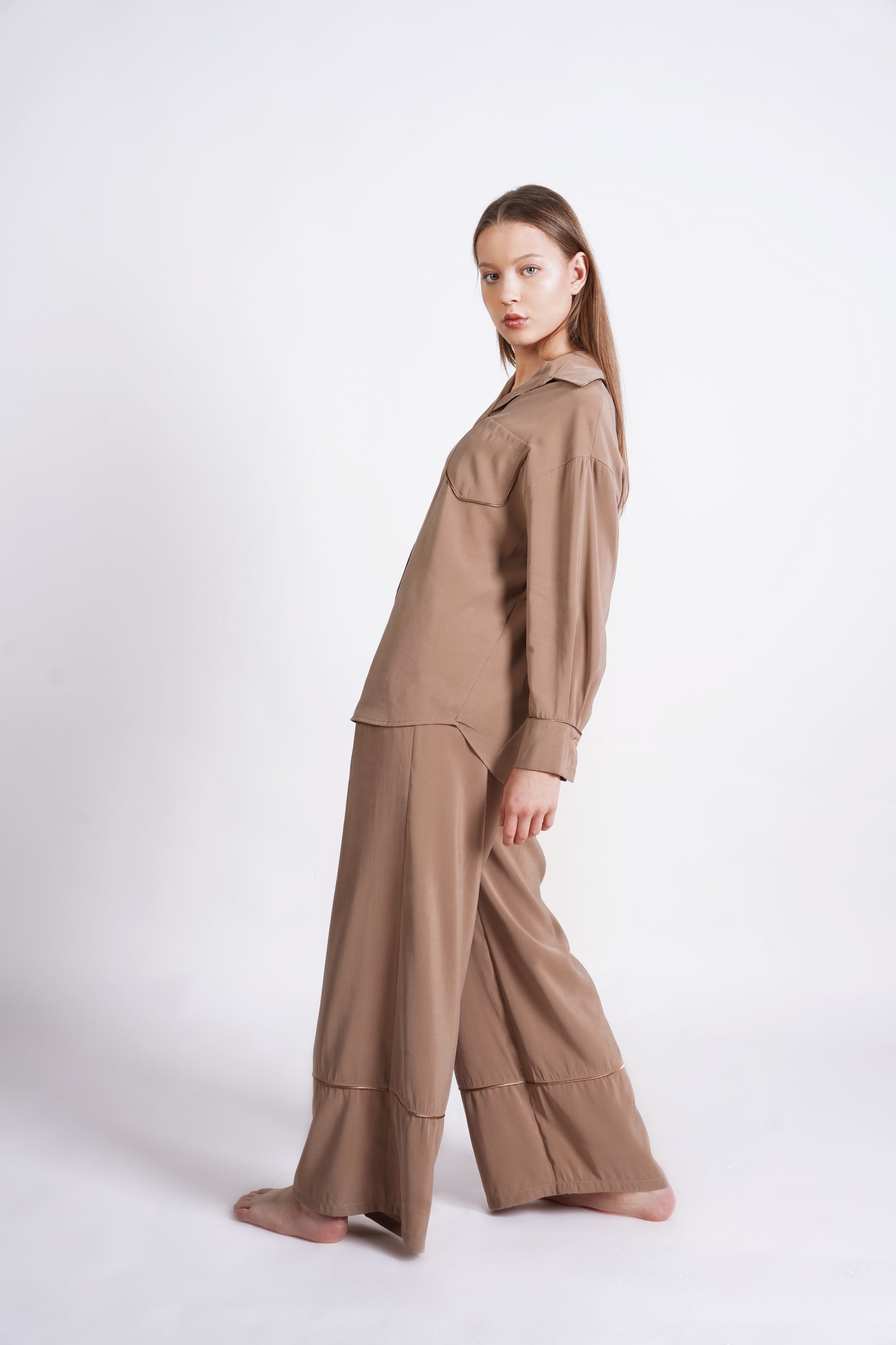 
                  
                    Mid-rise wide-leg trousers with darts
                  
                