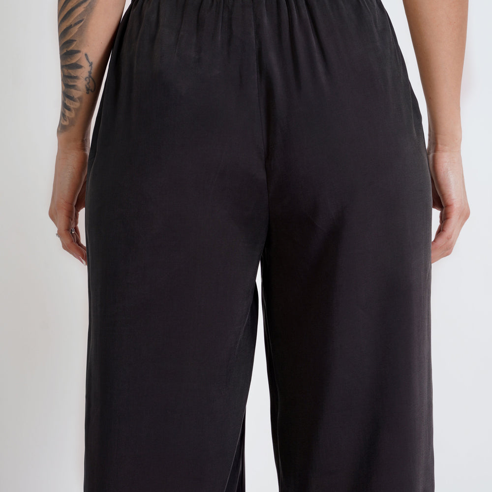 
                  
                    Straight-fit trousers with elasticated waistband
                  
                